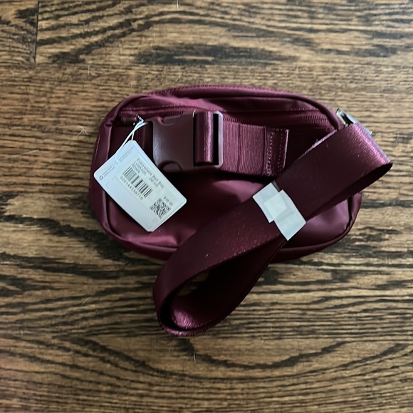 NWT Lululemon Everywhere Belt Bag - Picture 2 of 2